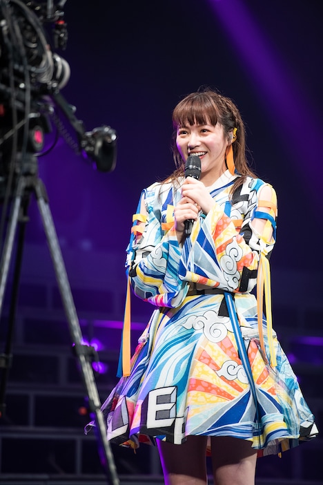 カメラに向かってアピールする中山莉子。