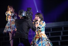 パフォーマンス中のカメラを独占する柏木ひなた。