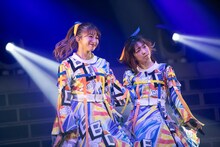 左から星名美怜、真山りか。