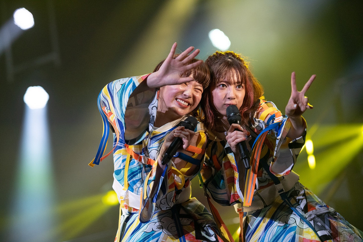 カメラに向かってアピールする中山莉子（左）と真山りか（右）。