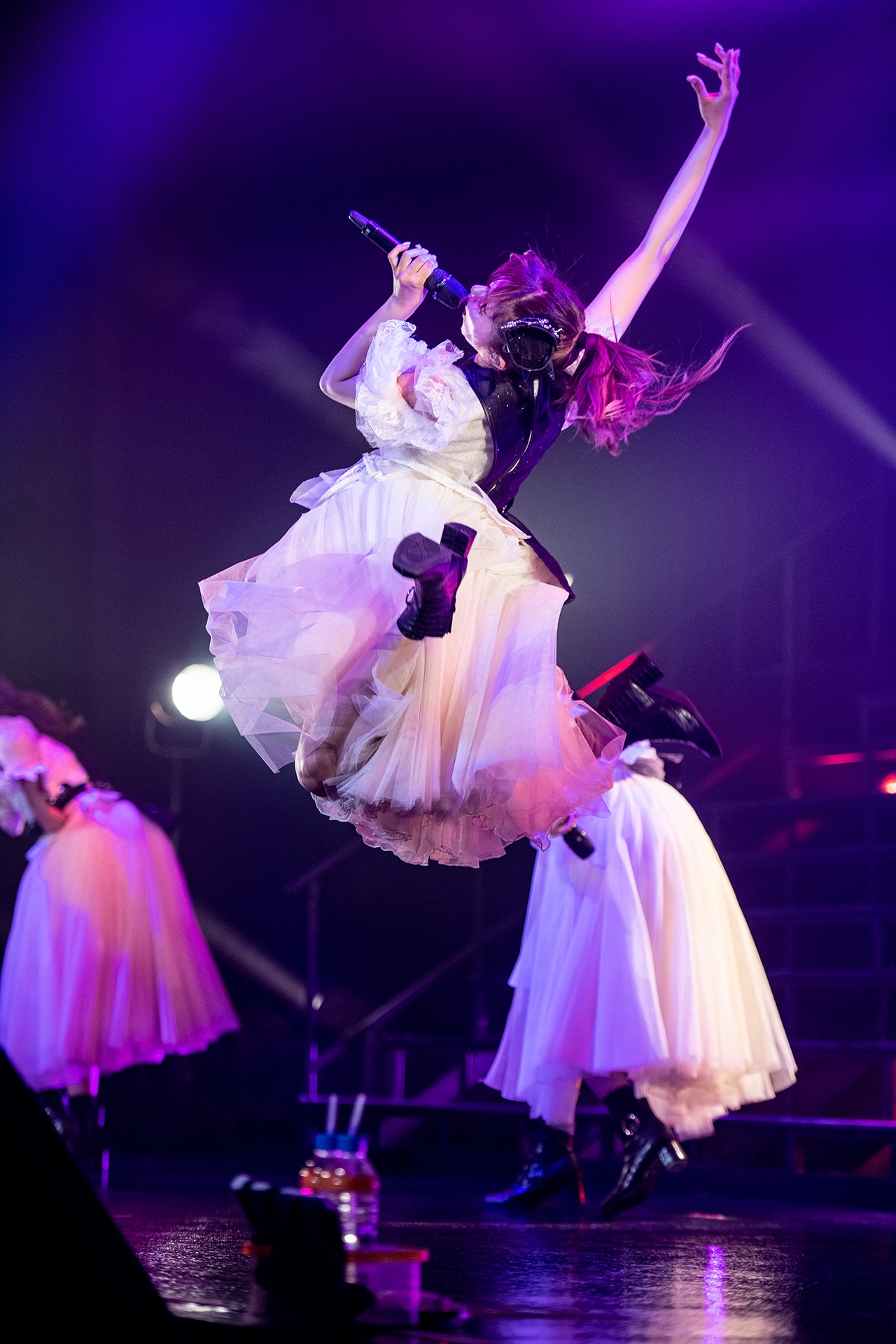 ジャンプする星名美怜。