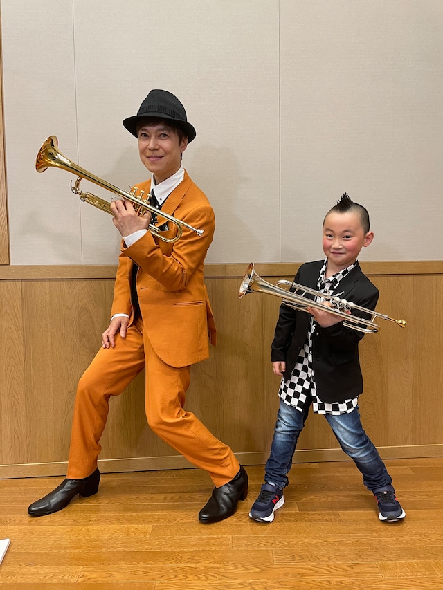 NARGO（東京スカパラダイスオーケストラ）と白木朝くん。(c)テレビ朝日