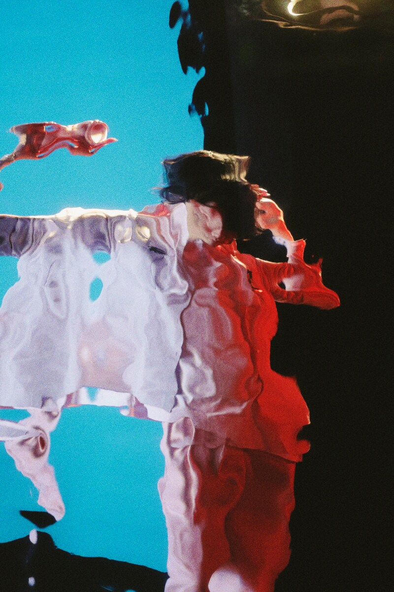 米津玄師「Pale Blue」アーティストビジュアル（トケ）