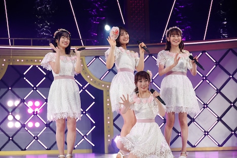 「2度目のキスから」のパフォーマンスの様子。