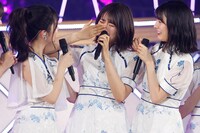 「逃げ水」でセンターを務め、「うれしかったです」と涙を流す清宮レイ（中央）。