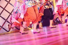 “下駄ップ”を披露する乃木坂46 4期生。