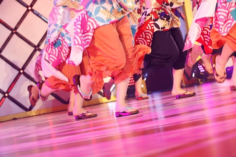 “下駄ップ”を披露する乃木坂46 4期生。
