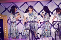 「走れ！Bicycle」で自転車を漕ぐ筒井あやめ（中央）。