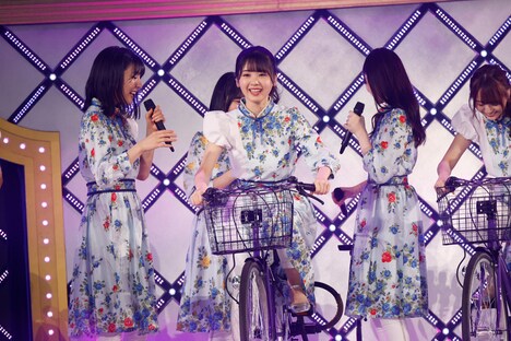 「走れ！Bicycle」で自転車を漕ぐ筒井あやめ（中央）。