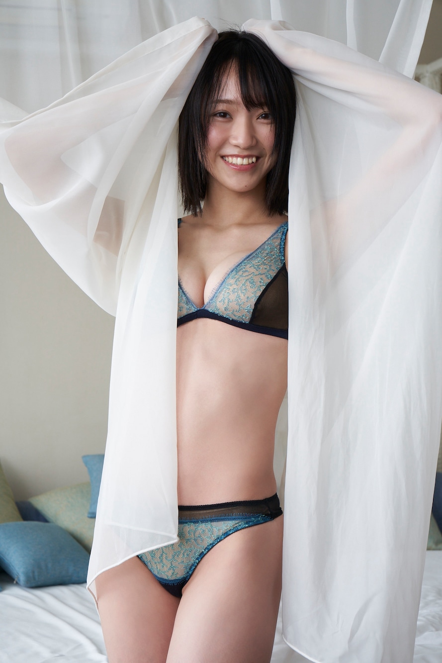 「野口衣織ファースト写真集 君にしか教えない」より。（撮影：オノツトム）