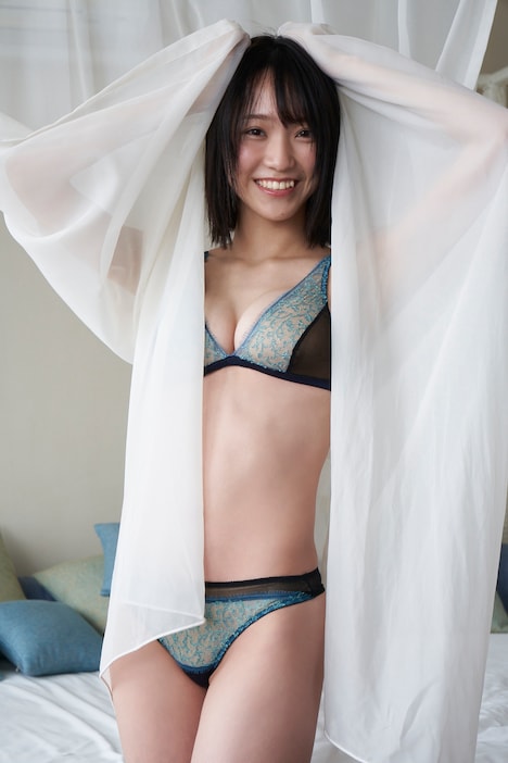 「野口衣織ファースト写真集 君にしか教えない」より。(撮影:オノツトム)