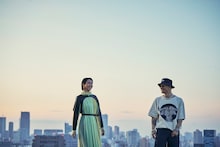 左からMs.OOJA、AK-69。