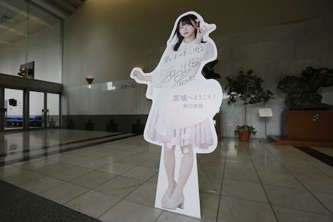 会場ロビーに飾られた野口衣織のパネル。（写真提供：代々木アニメーション学院）