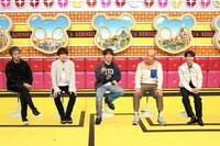 左からTAKAHIRO、 TETSUYA、NAOTO、関口メンディー、佐藤大樹。 (c)フジテレビ