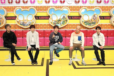 左からTAKAHIRO、 TETSUYA、NAOTO、関口メンディー、佐藤大樹。 (c)フジテレビ
