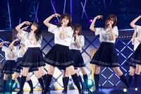 「大人たちには指示されない」を披露する乃木坂46 3期生。