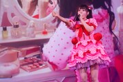 ソロ曲「現役アイドルちゅ～」を歌う齊藤なぎさ。（写真提供：代々木アニメーション学院）