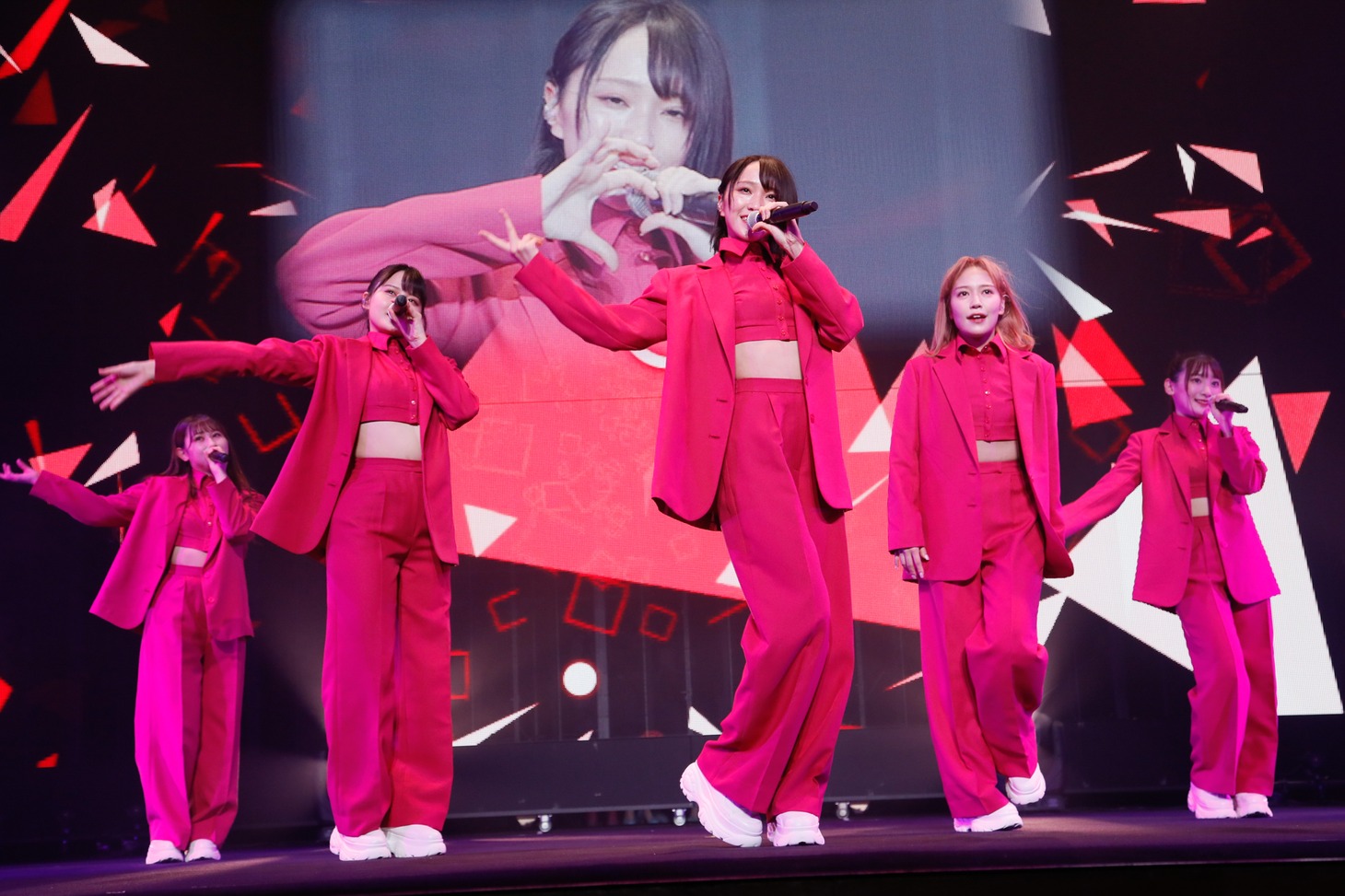 ユニット曲「24/7」のパフォーマンスの様子。（写真提供：代々木アニメーション学院）