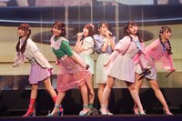 ユニット曲「お姉さんじゃダメですか？」のパフォーマンスの様子。（写真提供：代々木アニメーション学院）
