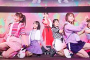 =LOVE全国ツアー「全部、内緒。」茨城公演の様子。（写真提供：代々木アニメーション学院）