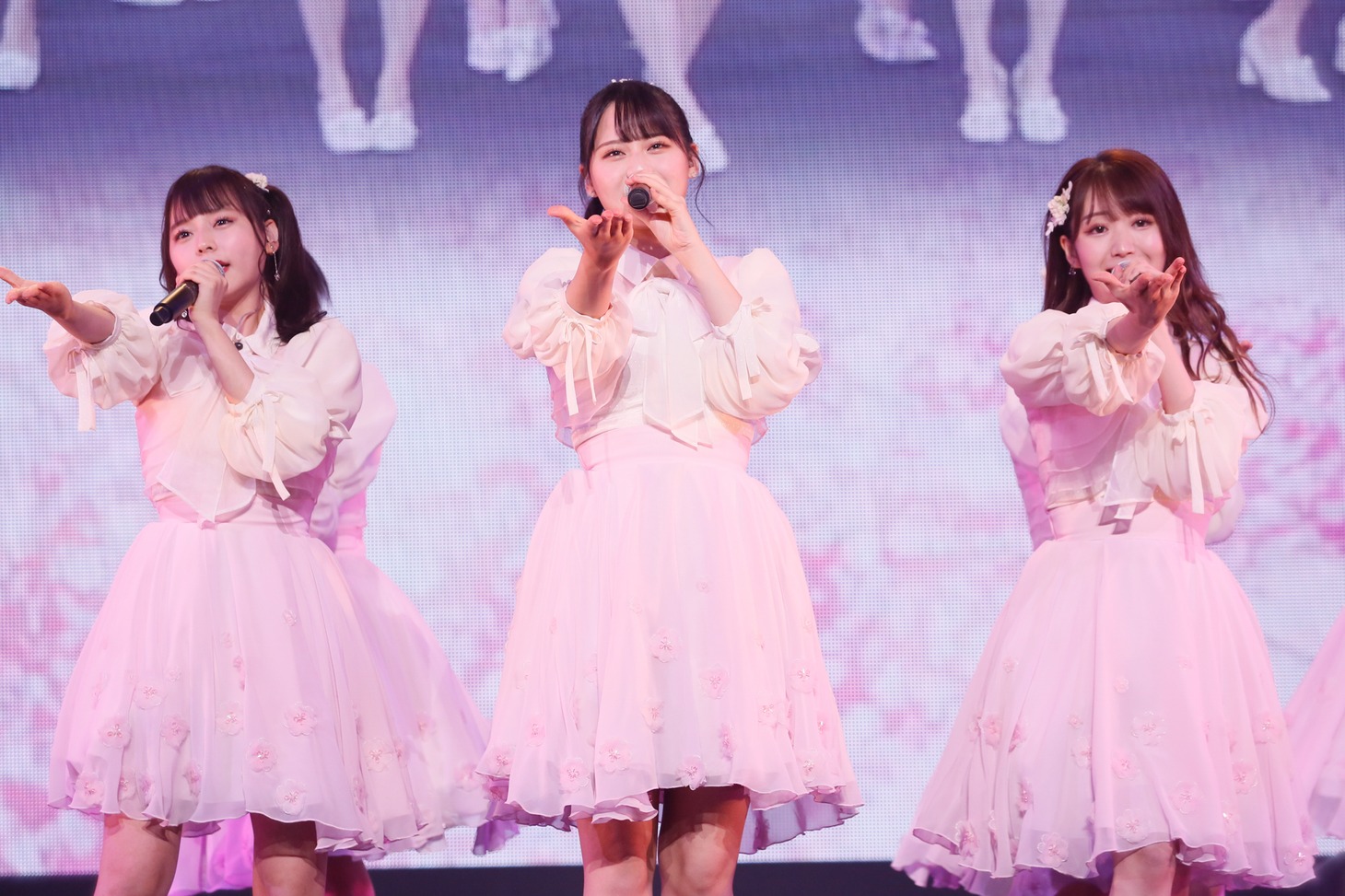 左から齊藤なぎさ、高松瞳、大谷映美里。（写真提供：代々木アニメーション学院）