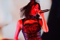 ソロ曲「拝啓 貴方様」を歌う野口衣織。（写真提供：代々木アニメーション学院）