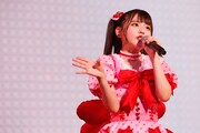 ソロ曲「現役アイドルちゅ～」を歌う齊藤なぎさ。（写真提供：代々木アニメーション学院）