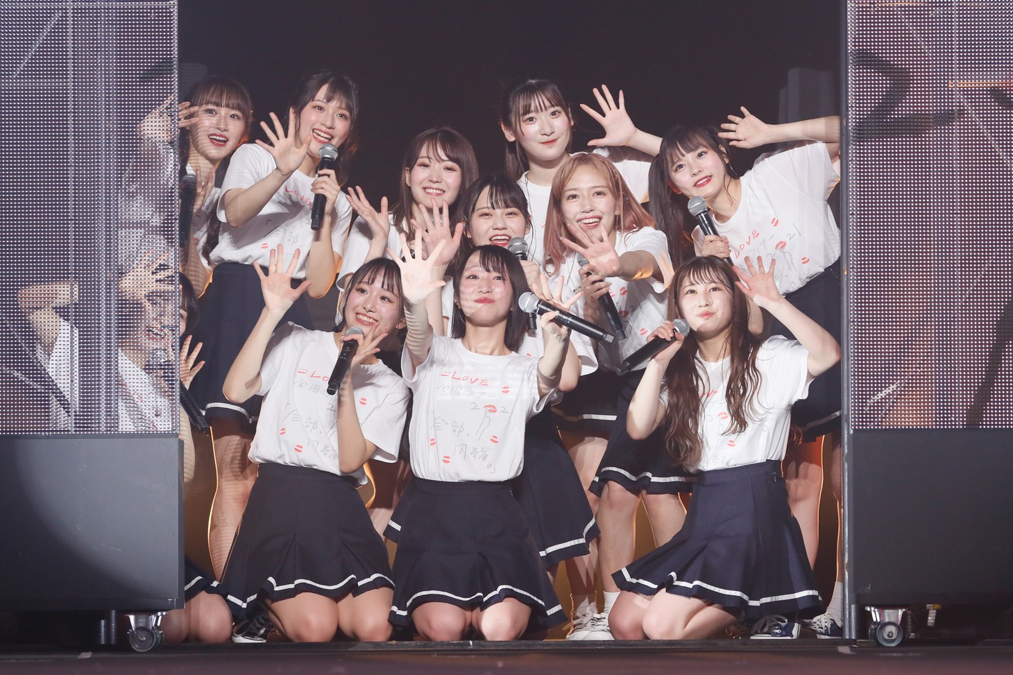 ファンに手を振りながら退場する=LOVE。（写真提供：代々木アニメーション学院）