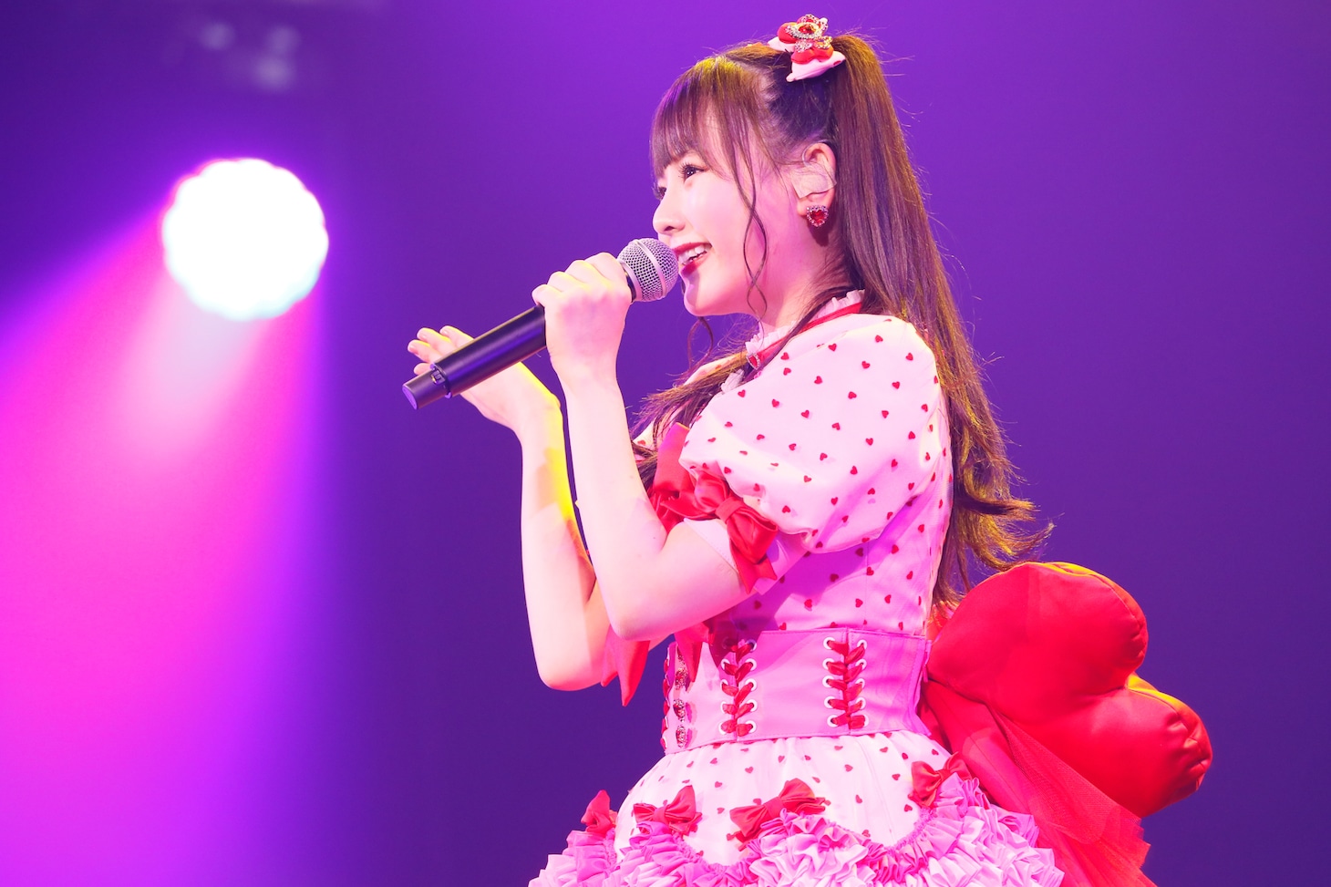 ソロ曲「現役アイドルちゅ～」を歌う齊藤なぎさ。（写真提供：代々木アニメーション学院）
