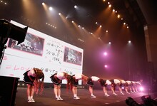 ファンに向かってお辞儀をする=LOVE。（写真提供：代々木アニメーション学院）