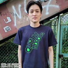 「くるり×MOROHA Tシャツ」の着用例。