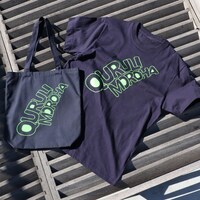 「くるり×MOROHA トートバッグ」と「くるり×MOROHA Tシャツ」。