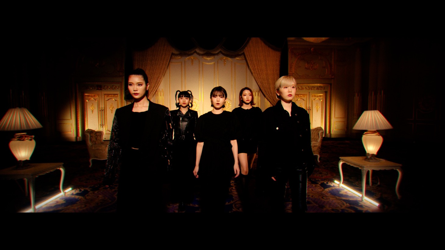 EMPiRE「IZA!!」ミュージックビデオより。