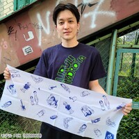 「ライブナタリー 手ぬぐい」を持つUK（MOROHA）。