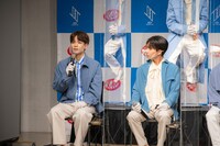 左から豆原一成、川尻蓮。