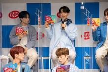 プレゼントのオリジナルキットカットをアピールする與那城奨。