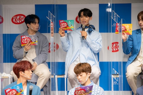 プレゼントのオリジナルキットカットをアピールする與那城奨。