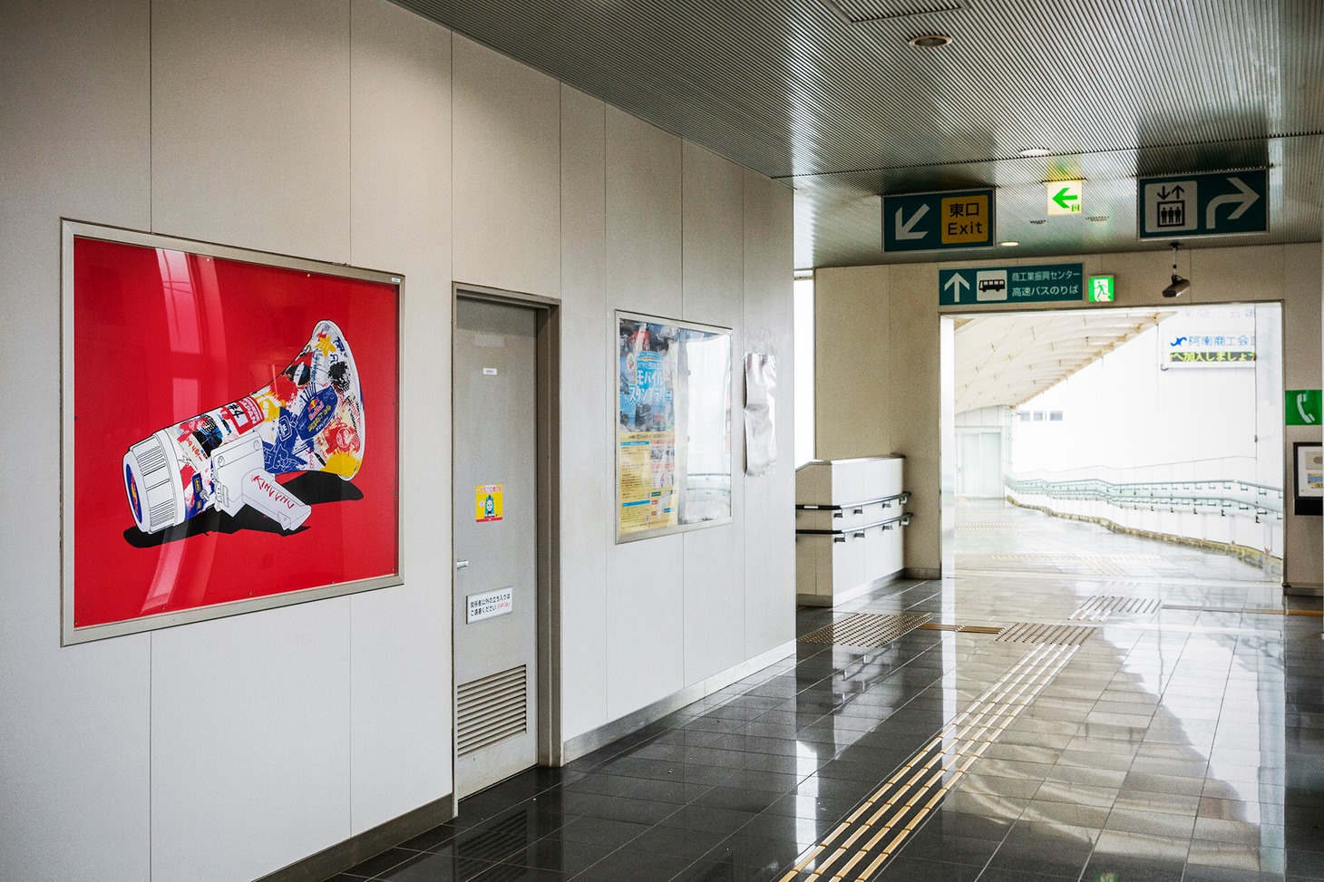 徳島・阿南駅に掲出された拡声器のビジュアル。