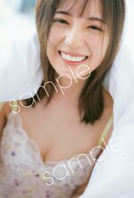 小坂菜緒「君は誰？」TSUTAYA版付属ポストカード（撮影：藤原宏）