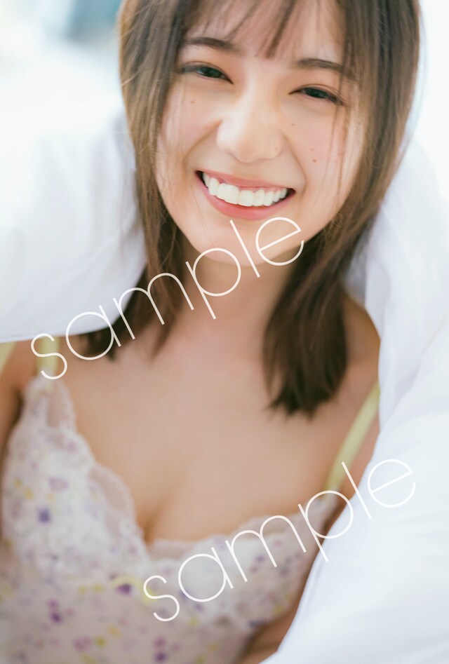 人気画像1位は「小坂菜緒、 “彼女感”のある1st写真集付属ポストカードの画像公開」より、小坂菜緒「君は誰？」TSUTAYA版付属ポストカード（撮影：藤原宏）。