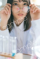 小坂菜緒「君は誰？」コーチャンフォー版付属ポストカード（撮影：藤原宏）