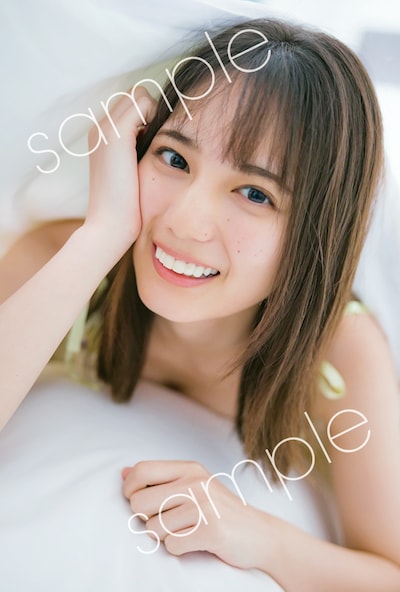 小坂菜緒「君は誰？」紀伊國屋書店版付属ポストカード（撮影：藤原宏）