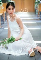 小坂菜緒「君は誰？」丸善ジュンク堂書店版付属ポストカード（撮影：藤原宏）