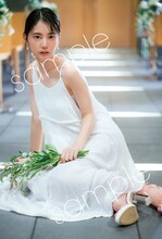 小坂菜緒「君は誰？」丸善ジュンク堂書店版付属ポストカード（撮影：藤原宏）