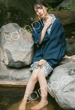 小坂菜緒「君は誰？」セブンネット版付属ポストカード（撮影：藤原宏）