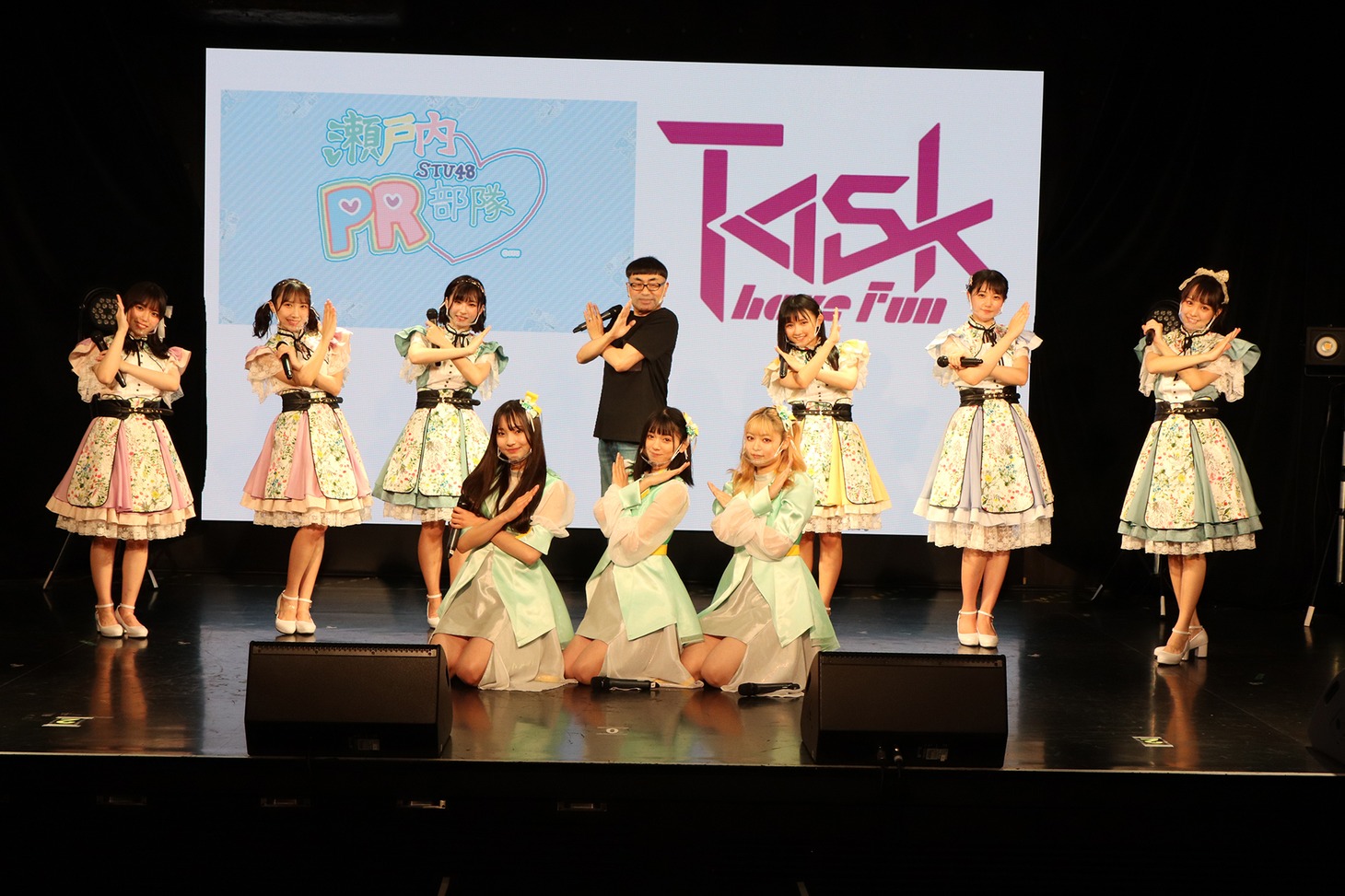 瀬戸内PR部隊、Task have Fun、イジリー岡田による集合写真。(c)STU