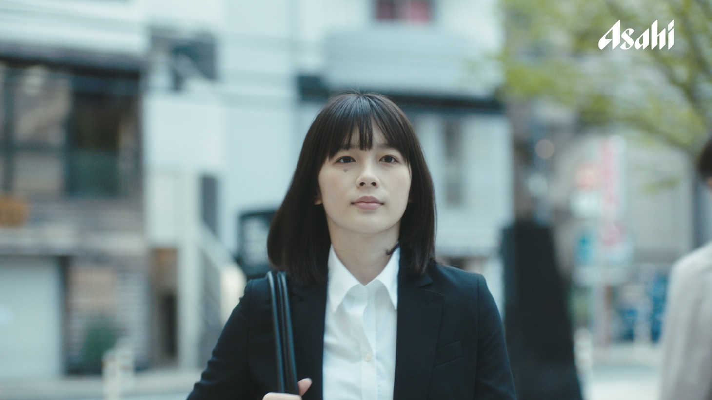 アサヒスーパードライWebCM「ビールって、苦いだけじゃない。」編より。