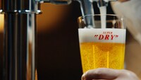 アサヒスーパードライWebCM「ビールって、苦いだけじゃない。」編より。