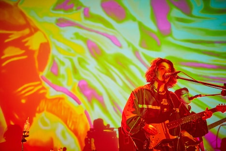 小原綾斗（Vo, G）（撮影：井手康郎［GRACABI］）