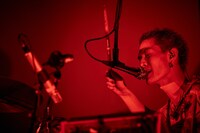 John Natsuki（Dr）（撮影：井手康郎［GRACABI］）